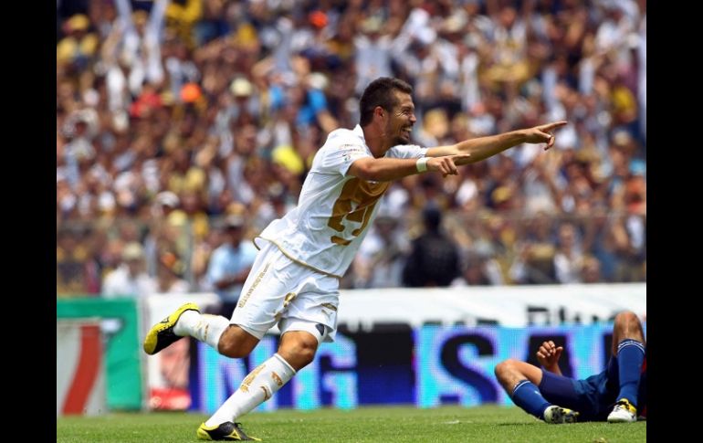 El delantero paraguayo, Dante López, festeja tras anotar un gol ante Chivas en el partido de semifinales. MEXSPORT  /