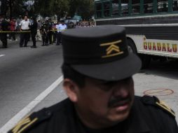 Autoridades de Guatemala resguardan la escena de un crimen. El país tiene un promedio de 18 homicidios diarios. ARCHIVO  /