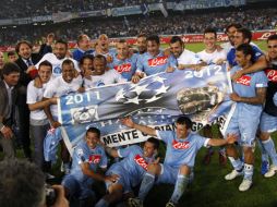 Los jugadores del Nápoles celebran su boleto a la Champions Leagues del próximo año. AFP  /