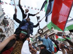 Un palestino muestra una llave simbólica durante las protestas realizadas en las calles de la ciudad cisjordana de Ramala. EFE  /