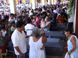 Los féretros de algunos de los indígenas asesinados ayer son veladas afuera la agencia municipal de San Juan del Río, Choapam. NTX  /