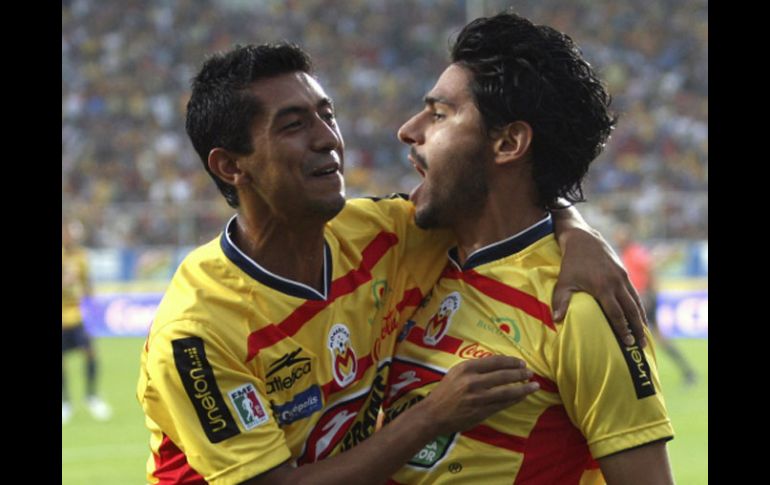 Elías Hernández y Rafael Márquez celebran una de las dos anotaciones dle segudno en el partido. REUTERS  /