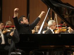 La interpretación del pianista Ian Parker gustó a los asistentes al concierto de la Orquesta Filarmónica de Jalisco. S. NÚÑEZ  /