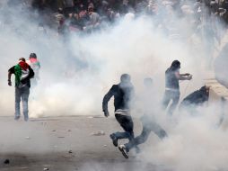 Palestinos se enfrentan a la policía israelí. Al menos 15 personas que murieron hoy en  protestas por la Nakba. EFE  /