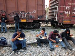 Inmigrantes centroamericanos se alimentan antes de retomar su camino hacia Estados Unidos. NTX  /