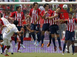 Javier Cortés anota de tiro libre el primer gol de Pumas, superando la barrera rojiblanca para vencer al arquero Luis Michel. AP  /