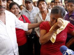 Una mujer llora la pérdida de sus familiares en el ataque que cobró 10 vidas, en Santiago Choápam, Oaxaca. EL UNIVERSAL  /