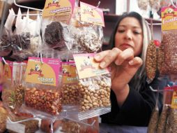 La empresa Granut Mix ofrece bolsas de semillas con chile y sal para que agraden a los niños. EL UNIVERSAL  /