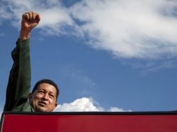 Hugo Chávez saluda a simpatizantes el 1 de mayo pasado. El presidente de Venezuela está en el poder desde febrero de 1999. REUTERS  /