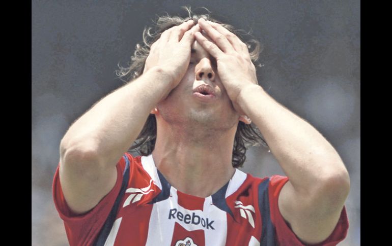 Omar Arellano se lleva las manos al rostro, tras fallar una ocasión de gol. AP  /