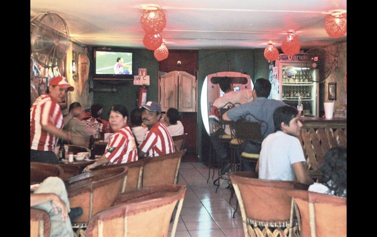 Aficionados observan el juego Pumas vs. Chivas en un bar de la ciudad. E. BARRERA  /