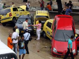 Sesenta automotores y más de cincuenta tiendas resintieron el efecto de la lluvia en la ciudad de Barranquilla. AFP  /