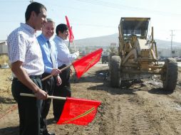 Miguel Castro, Emilio González y Sergio Carmona, en el banderazo de la obra. A. HINOJOSA  /