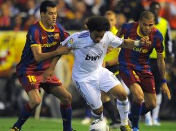 Sergio Busquets (izq) fue acusado de haber insultado a Marcelo mismo con el que disputa el balón en una foto de archivo. AFP  /