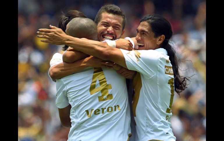 Los jugadores de Pumas festejando su triunfo ante Chivas con lo que llegaron a la final de la Liguilla. MEXSPORT  /