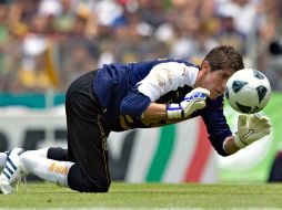 Alejandro Palacios, portero del conjunto de la UNAM,  apoderandose del esférico en el duelo ante Chivas. MEXSPORT  /