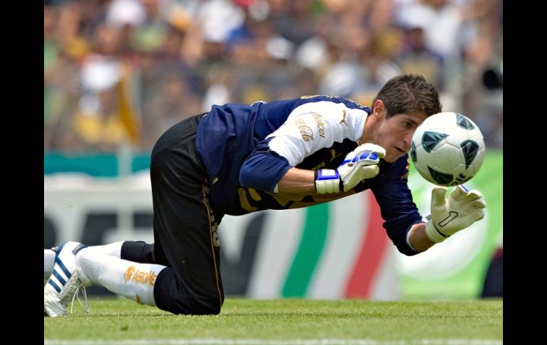Alejandro Palacios, portero del conjunto de la UNAM,  apoderandose del esférico en el duelo ante Chivas. MEXSPORT  /