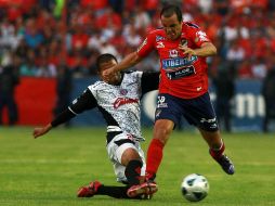 Cuauhtémoc Blanco disputa el balón ante un jugador de Tijuana. MEXSPORT  /