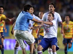 El argentino, Christian Giménez, durante la riña en el Estadio Morelos. MEXSPORT  /