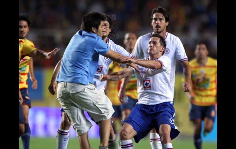 El argentino, Christian Giménez, durante la riña en el Estadio Morelos. MEXSPORT  /