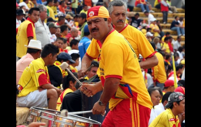 Vista de fanáticos de Monarcas durante el partido de semifinales ante Cruz Azul en el Estadio Morelos. MEXSPORT  /