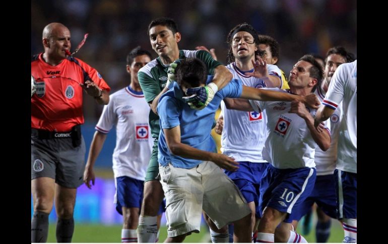 Foto de acción de la riña que se vivió en el partido entre Cruz Azul y Monarcas en semifinales. MEXSPORT  /