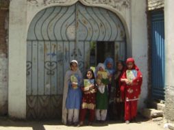 Jóvenes paquistaníes abandonan el seminario islámico Madarsah, fundado por Hafiz Muhammad Sher Ali Khan. EFE  /