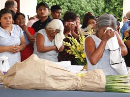 Residentes de Santiago Choápam asisten a los funerales de 10 personas que perdieron la vida al ser emboscados en Oaxaca. EFE  /