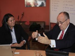 Keiko Fujimori conversa en Lima con Rudolph Giuliani. AP  /