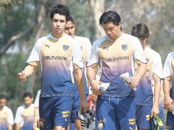 David Cabrera y Juan Carlos Cacho (der.) dialogan mientras se dirigen a la práctica universitaria. MEXSPORT  /