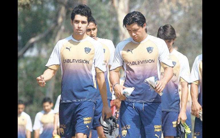David Cabrera y Juan Carlos Cacho (der.) dialogan mientras se dirigen a la práctica universitaria. MEXSPORT  /