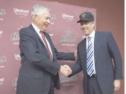 El ex dueño de los Astros de Houston, Drayton McLane (izq.) junto al nuevo dueño del equipo, Jim Crane. AP  /