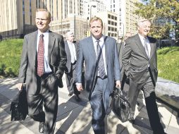 El comisionado de la NFL Roger Goodell (centro) entra a una corte federal el lunes en Minneapolis. REUTERS  /