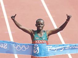 El atleta keniano Samuel Wanjiru ganó el oro en los Juegos Olímpicos de Beijing 2008. ESPECIAL  /