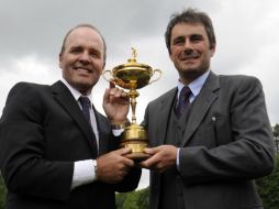 Thomas Levet (izq.) y Jean Van der Velde sostienen el trofeo de la Ryder Cup. AP  /