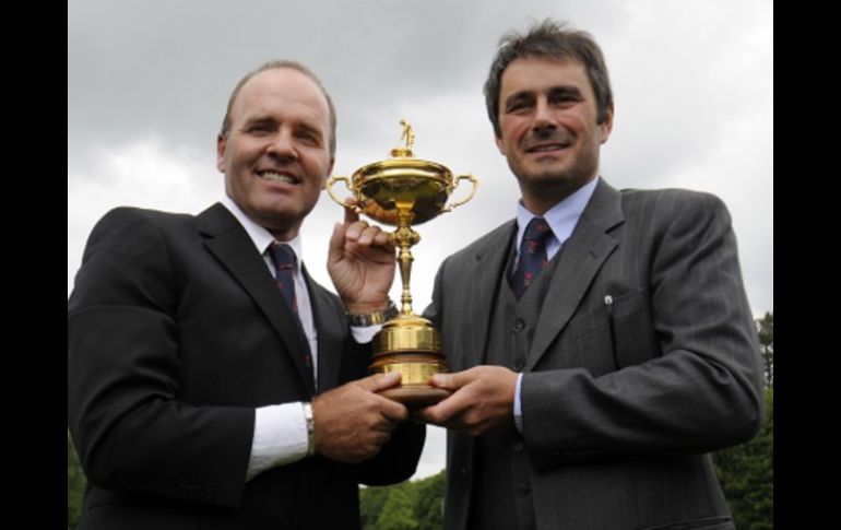 Thomas Levet (izq.) y Jean Van der Velde sostienen el trofeo de la Ryder Cup. AP  /
