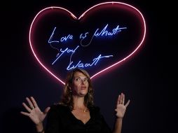 La artista se muestra con una escultura de neón como la que da título a la exposición 'Love is What You Want'. AP  /