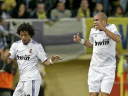 Pepe (der.)  festejando con Marcelo una anotación del Madrid. EFE  /