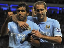 El futbolista argentino, Carlos Tévez, celebra con Pablo Zabaleta, tras anotar ante el Stoke City. REUTERS  /