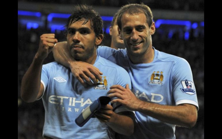 El futbolista argentino, Carlos Tévez, celebra con Pablo Zabaleta, tras anotar ante el Stoke City. REUTERS  /