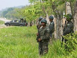 Soldados vigilan la región de Petén, luego de que el presidente Álvaro Colom la declaró en estado de sitio. EFE  /