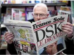 Un vendedor de prensa lee el periódico 'France Soir' que muestra en portada la noticia sobre el arresto de Strauss Kahn. EFE  /