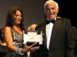 Barbara Gandolfi, pareja del Jean Paul Belmondo, ayuda al actor a sostener la Palma de Oro. AFP  /