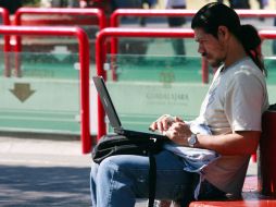 Los jóvenes son los principales beneficiados de los espacios públicos con internet inalámbrico gratuito. A. GARCÍA  /