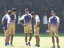 Juan Francisco Palencia (der.) observa el final de la práctica universitaria. MEXSPORT  /