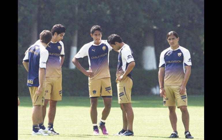 Juan Francisco Palencia (der.) observa el final de la práctica universitaria. MEXSPORT  /