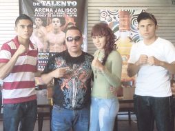 Joselin posa con su papá y entrenador, Willy Arroyo. ESPECIAL  /