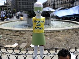 Los manifestantes colocaron un maniquí con la leyenda: Jóvenes sin futuro en la plaza Puerta del Sol. AFP  /
