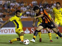 Acciones del duelo de ida de cuartos de final de la Libertadores entre Jaguares y Cerro Porteño. MEXSPORT  /