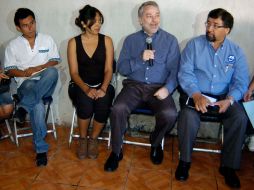 Emilio González entregó este miércoles siete becas a indígenas en la colonia El Ferrocarril. ESPECIAL  /